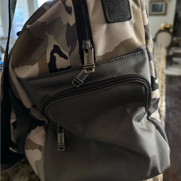 Camo Tumi duffel travel bag - Picture 5 of 8